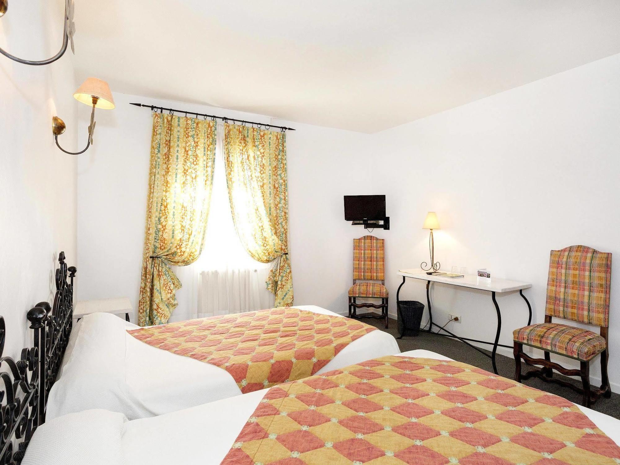 Logis Hotels - Hotel Restaurant Du Midi Ровел Екстериор снимка