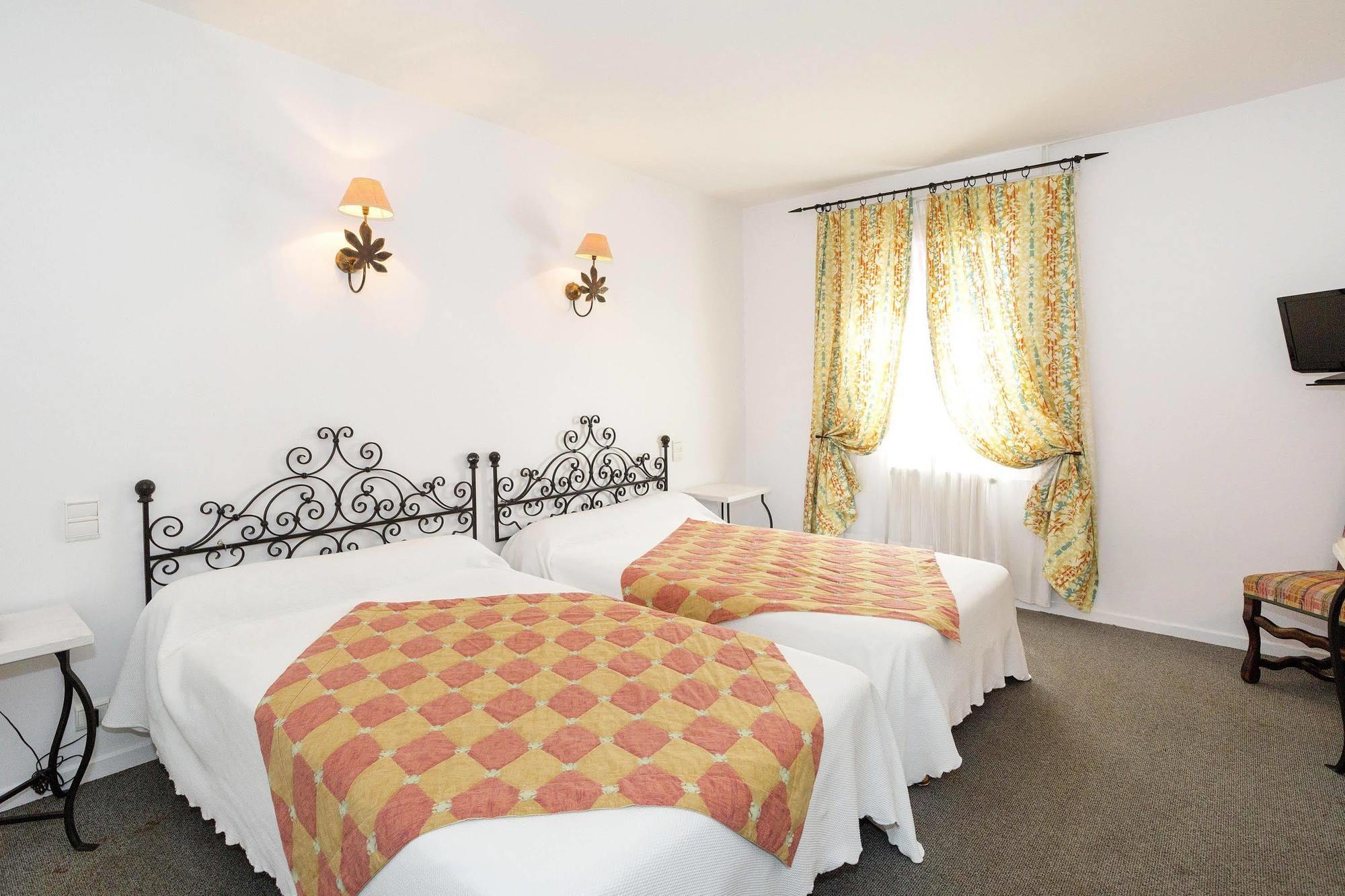 Logis Hotels - Hotel Restaurant Du Midi Ровел Екстериор снимка